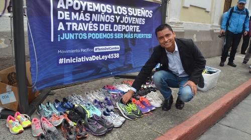 La protesta de Erick Barrondo frente al Congreso