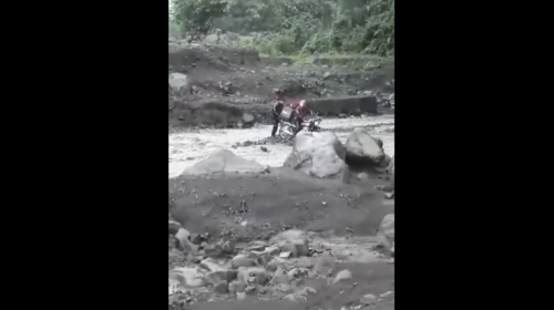 Hombre pierde su moto por intentar cruzar un lahar volc&aacute;nico