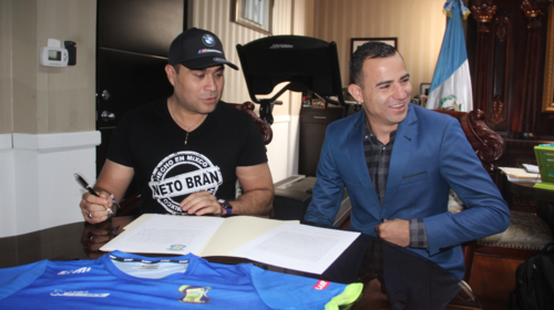 Neto Bran despide a Marco Pappa del Deportivo Mixco 