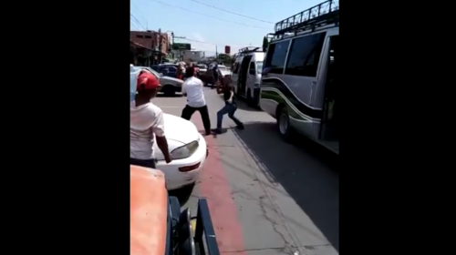 Hombres se van a los golpes en terminal de buses