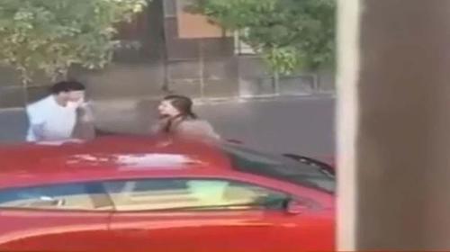 Mujer le hace tremenda escena de celos a pareja infiel