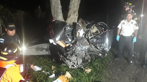 Veh&iacute;culo queda como "acorde&oacute;n" en aparatoso accidente