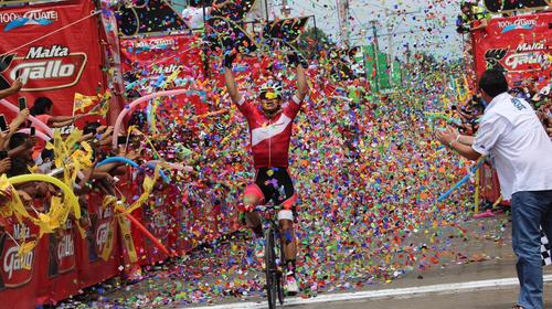 Ciclistas protagonizan aparatosa caída en Suchitepéquez