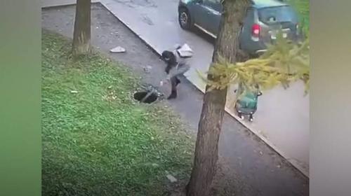 Ni&ntilde;a cae en una alcantarilla ante la mirada at&oacute;nita de la madre