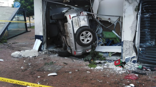 Piloto suicida se empotra dentro de una tienda de fotograf&iacute;as