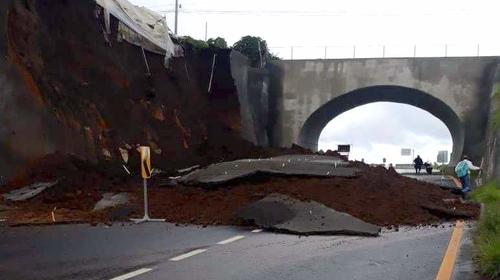 Nuevo derrumbe en el Libramiento de Chimaltenango cierra la vía