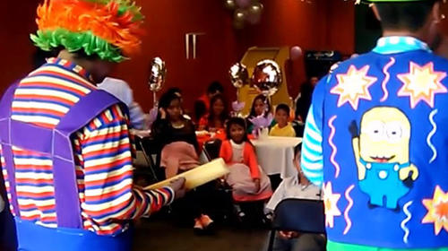 La ins&oacute;lita y viral respuesta de un ni&ntilde;o a un payaso en un evento
