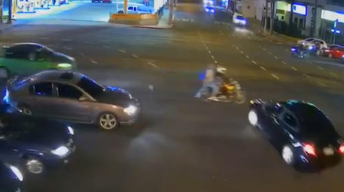 Carro se pasa el rojo en la Roosevelt y atropella a motorista