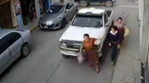 Conductor distra&iacute;do atropella a mujer que no us&oacute; la banqueta