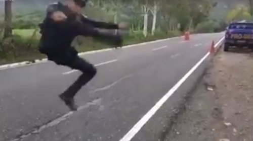 Un PNC demuestra sus destrezas en retén ubicado en El Progreso 