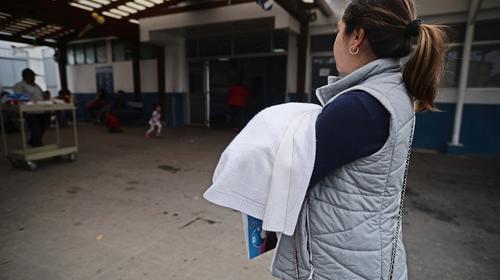 Gemelas resultaron quemadas por una lámpara en clínica del IGSS 