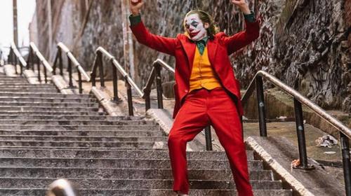 Imita ic&oacute;nica escena del "Joker" en escaleras y termina muy mal