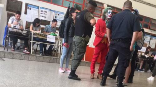 Al estilo de "El Joker" un hombre emiti&oacute; su voto en Argentina