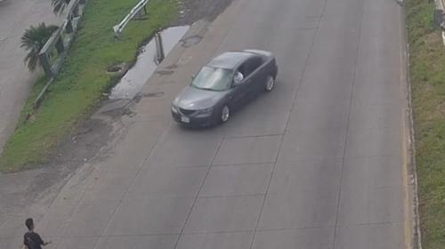 Derrapa sobre la carretera, atropella a peat&oacute;n y se estrella