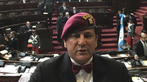 Gald&aacute;mez empuja a "La Pirulina" en protesta a favor del PDH