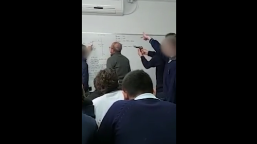 Estudiante le apunta a maestro con una pistola en sal&oacute;n de clases