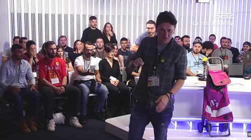 &iexcl;Eso doli&oacute;! Espectador se cae en programa en vivo y se hace viral