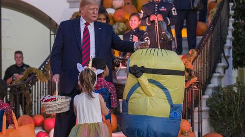 Trump protagoniza inc&oacute;modo momento en celebraci&oacute;n de Halloween