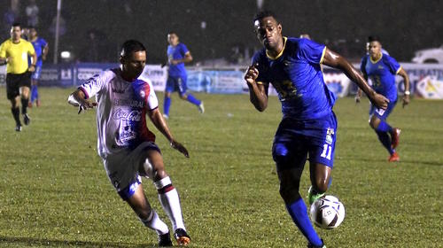 &iexcl;Esc&aacute;ndalo! Futbolista de Cob&aacute;n acusa a un &aacute;rbitro de racista