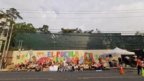 Cubren el mural pintado por simpatizantes en sede de la CICIG