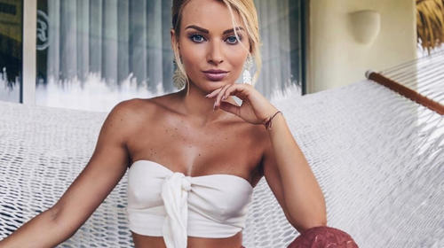 Irina Baeva usa una camiseta sin ropa interior durante su mudanza