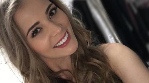 Ella es la atractiva y joven novia de Adrián Uribe