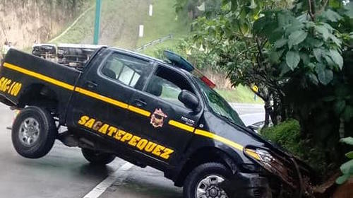 Patrulla choca en el mismo lugar del accidente que atender&iacute;an