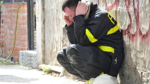 Bombero atiende accidente y descubre que su hija estaba muerta