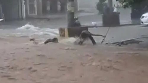 Video: Salvan a un niño que era arrastrado por la corriente 