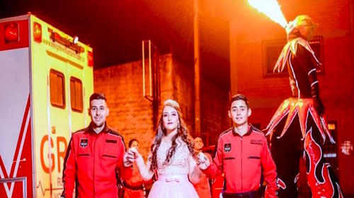 Celebró sus 15 años con los rescatistas que le salvaron la vida