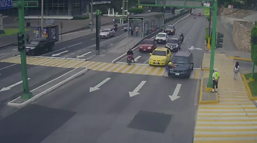 Veh&iacute;culo lanza por los aires a un peat&oacute;n y luego se da a la fuga