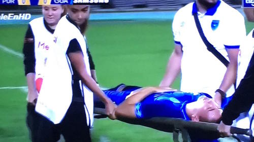 Allen Yanes sale conmocionado tras terrible golpe con un rival 