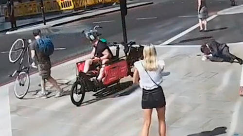 Ciclista derriba de un cabezazo a un peat&oacute;n que casi atropella