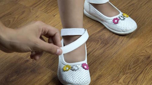 Se debate entre la vida y la muerte por probarse unos zapatos