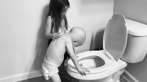 El consuelo de una ni&ntilde;a a su hermano con c&aacute;ncer se hace viral