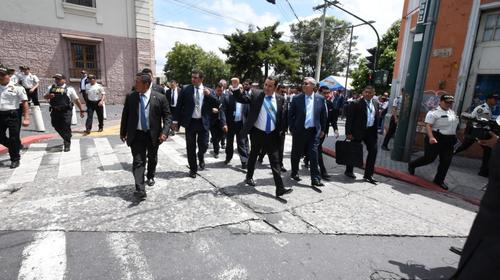 Jimmy Morales cerr&oacute; la zona 1 para caminar de Palacio al Congreso