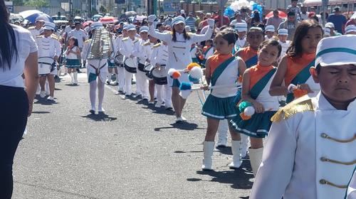 Microb&uacute;s atropella a ni&ntilde;os en desfile de independencia 