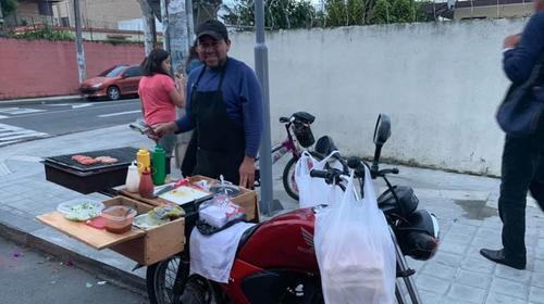 El emprendedor que prepara "shucos" en su moto modificada 