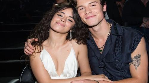 El extraño y viral beso entre Shawn Mendes y Camila Cabello