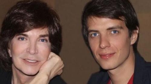 Conoce al guapo y talentoso hijo del fallecido Camilo Sesto