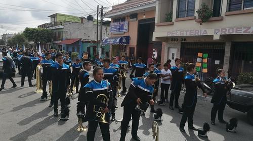Banda estudiantil interpreta "Bohemian Rhapsody" durante desfile