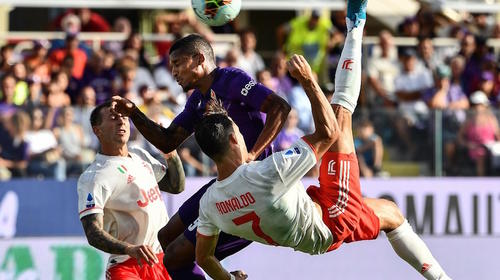 Cristiano Ronaldo intenta hacer una chilena y todo le sale mal