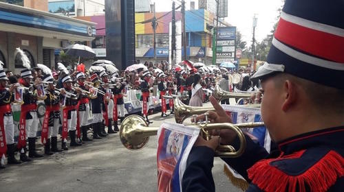Gastadores se van a los golpes con el p&uacute;blico en pleno desfile