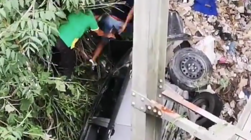 Video: Veh&iacute;culo cae de un puente a barranco profundo en Solol&aacute; 