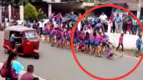 Accidente de independencia: estudiante cae al suelo en gimnasia