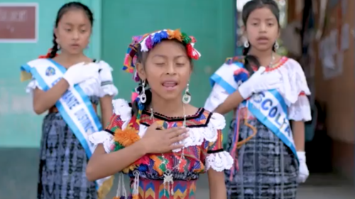Ni&ntilde;a conmueve por cantar el Himno Nacional en K'iche' 