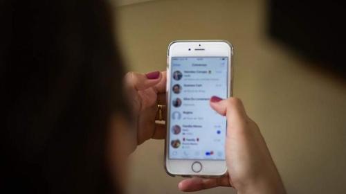 Madre env&iacute;a por error foto "subida de tono" a grupo de WhatsApp