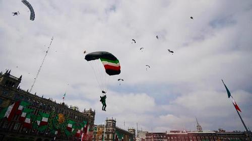 Paracaidista se accidenta en desfile de independencia en M&eacute;xico