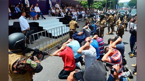 La pol&eacute;mica foto en que doblegan a pandilleros frente a Bukele