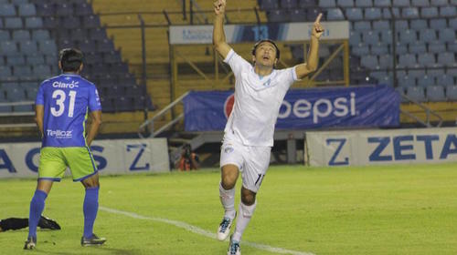 Con triplete del "Tin" Herrera Comunicaciones goleó a Mixco